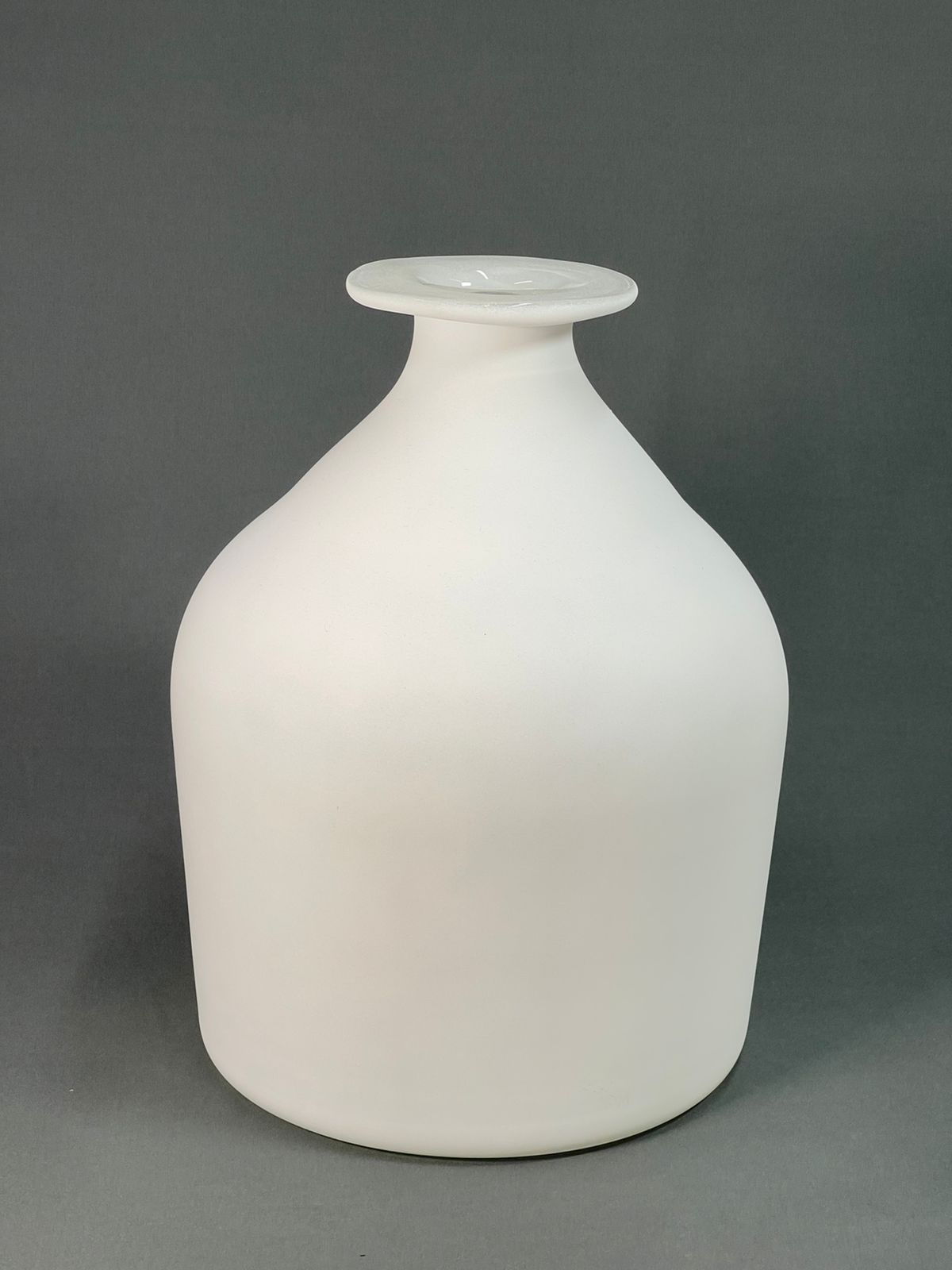 Ваза бутылочная матовая 